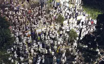 Thousands attend Yom Kippur prayers in Dizengoff Square