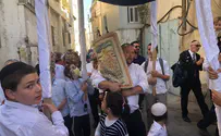 Synagogue looted by Arabs in 1938 gets new Torah scroll