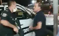 תיעוד: שוטר תוקף עיתונאי - ושולף נשק