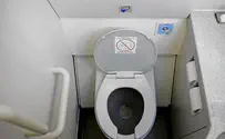 מחריד: תינוק בפח אשפה בתא שירותים במטוס