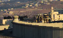 פלסטינים חוצים את גדר ההפרדה ללא הפרעה