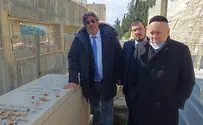 חבר הפרלמנט מאיר חביב ובני משפחה עלו לקברה של שרה חלימי בירושלים: "דורשים צדק"
