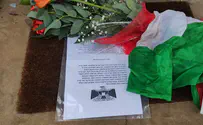 פרחים ודגל "פלסטין" בביתו של ניר אורבך