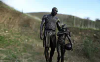 שנתיים אחרי: פסל של קובי בראיינט וביתו 