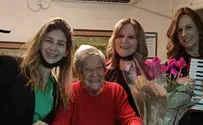 חגיגת יום ההולדת של עזר מציון לבת ה-102