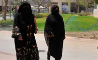 Taliban orders all Afghan women to wear burqa in public