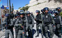 Tibi arrives at Temple Mount, confronts police officers