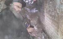 זחל במערה חשוכה במולדובה כדי לחשוף מצבות