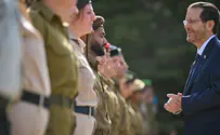 Herzog meets 120 outstanding soldiers