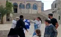 Watch: Female activists try to hoist Israeli flag on Temple Mt.