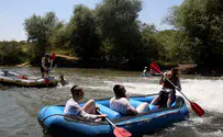 Arabs assaulting Jewish tourists on Jordan River