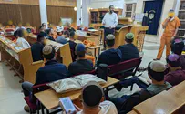 Yeshiva students learn Torah with prisoners