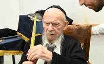 View: Rabbi Gershon Edelstein chooses lulav for Sukkot