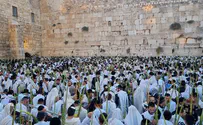 Tens of thousands at the Western Wall for Hoshana Rabba prayers