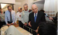 Peres Visits Wounded Soldiers, Offers Thanks