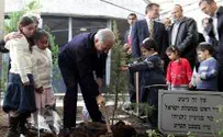 Netanyahu Digs In on Gush Etzion with Tree Planting
