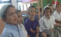 וידאו: תפילת שחרית לילדי הגן עם הרב שלומי