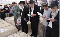 Video: Thousands Ascend to Rabbi Kook's Grave