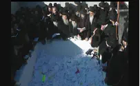 Video: Thousands Ask for HaShem’s Help at Rebbe’s Grave