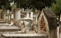 גנבי מתכות חיללו מאות קברים בכפר סבא