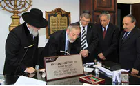 Rome's Jews Host El Al Officials, Write in Unity Torah Scroll