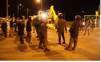 Gov't Forces Demolish Buildings in Oz Tzion - Again