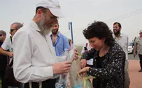 Beit El Residents Receive Meretz with Water, Cakes