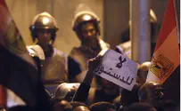 Egypt's Morsi Returns to Palace After Rioting Mob Leaves