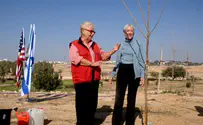 Hadassah President Plants First Tree in New Be'er Sheva Forest