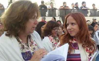 'Armed with Tallits,' MKs Join Kotel Women, Prevent their Arrest