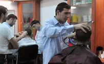 Hairdresser Offers Free Haircuts to Holocaust Survivors