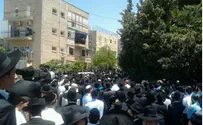 Thousands at Rabbi Neuwirth's Funeral