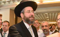 Rabbi Lau Visits Wounded Chabad Rabbi