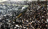 Video: Thousands Pray for the Recovery of Rabbi Ovadia Yosef