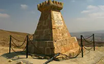 כתובות בערבית על אנדרטת חללי צה"ל