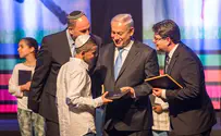 Akunis, Netanyahu Present Tablets to 94 Children