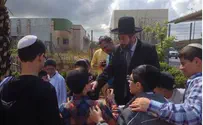 Chief Rabbi Lau Visits Sderot Amid Rockets