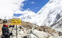 Twelve Dead in Mount Everest Avalanche