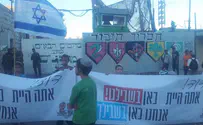 הפגנת תמיכה מול בסיס צה"ל בחברון