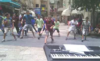 חניכים רקדו 'פלאשמוב' ברחובות ירושלים