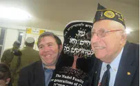 94-Year-Old World War II Hero Dedicates Torah to the IDF
