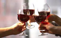 משלוח היין התעכב, השליחים הכינו בעצמם יין