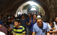 צפו: 1500 איש הקיפו את שערי הר הבית