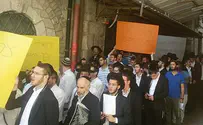 No Surrender: Jews Pray at Site of Yeshiva Student's Near-Lynch