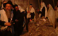 תמונה נדירה: הרב אליהו זצ"ל בקבר יוסף המחולל