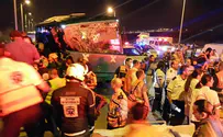 6 dead in crash between bus and truck