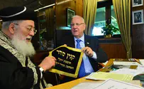Watch: President Rivlin sells chametz to Chief Rabbi 