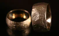 Model of Oskar Schindler's gold ring donated by jeweler's son