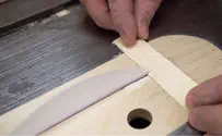 נייר יכול לחתוך עץ?    