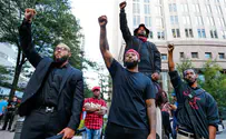 המהומות בארה"ב: קלינטון נגד השוטרים
